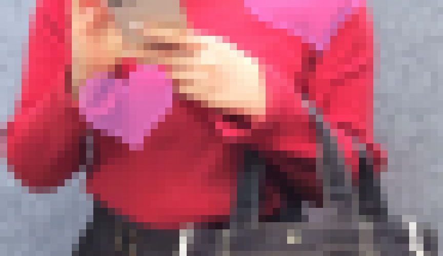 服をめくっておっぱいプルンッ！　想像よりも大きかったようで・・・