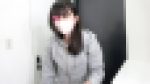 女性配達員/美巨乳な美人妻ルックスの配達ミスにつけこみ、玄関で二人で胸揉み撮影し乳首責めで絶頂。