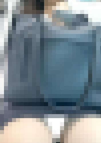 (電車対面）(顔出し）スマホに夢中に…むき出しのパンストあんよが無防備に緩んじゃって…パンストあんよの間を照らされちゃうOLお姉