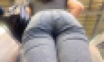 極上の女子大生のエロ尻を下から堪能！人気のジーンズから活きの良いスケベ尻をムニュらせ浮き出るクロッチで♂を挑発！