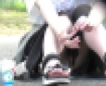 地べたに座って足を開いてしまうパンチラ動画