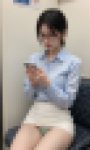【目を惹く瞬間】限界ミニスカOLの対面パンチラ＆追い撮り動画