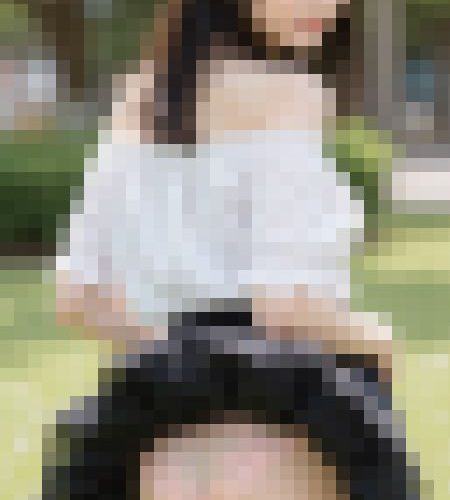 【動画】揺れるミニスカートの誘惑?　パンティが見えている午後の公園さんぽ