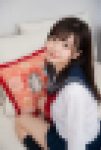 ?AI動画?ミニスカートのまま無邪気に枕にまたがる制服女子?　誰もいない部屋で秘密な時間