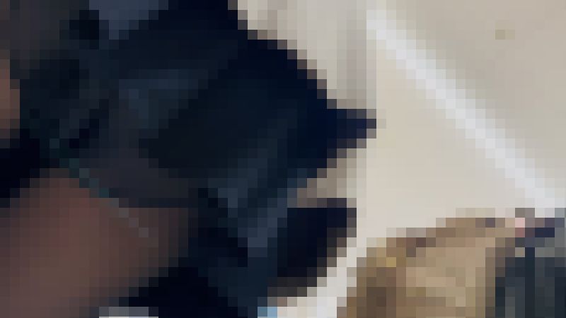 ベージュコートに黒ストミニスカ主婦さんのノーP？な様子 Sh31S-4K